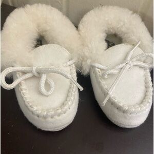 POLO Ralph Lauren Kids White Fuzzy Lined Slippers, Size 6
